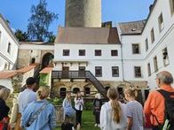 Ein besonders umfangreiches Programm gab es in der Starhembergkapelle und Gruft in der Pfarrkirche Hellmonsödt. Hier: Wanderung zum Schloss Wildberg