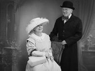 Familienfotos mit historischen Kostümen und Requisiten entstanden im Bezirksmuseum Herzogsburg.