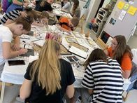 Alle Teilnehmerinnen und Teilnehmer arbeiteten konzentiert an ihren Hinterglasbildern.