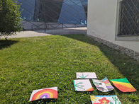 "Farbe mit allen Sinnen" lautete das Motto im Schlossmseum Linz: Nach einem thematischen Vermittlungsangebot in der Ausstellung enstanden im Malatelier eigene bunte Werke!