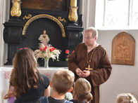 Gebannt lauschten die Kinder den Erzählungen bei der Kostümführung in der Filialkirche Altenburg.