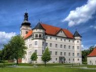  Führungen "Vom Keller bis zum Dachboden" und durch die Ausstellung "Wert des Lebens" finden im Lern- und Gedenkort Schloss Hartheim statt.