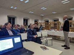 Klaus Landa stellt die geplante Fortführung des Hochschullehrgangs "Kulturvermittlung" vor.