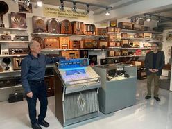 Museumsleiter Adi Spitzenberger präsentierte die Sammlung historischer Radiogeräte.