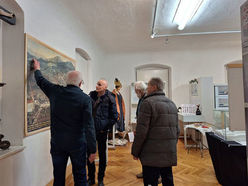 Besichtigung der Ausstellungen im Haus der Kultur mit Franz Hauser