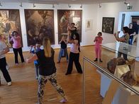 Kunst trifft Sport: Sportlich ging es im Museum Innviertler Volkskundehaus zu: Bei Yoga, Tanz und Meditation kamen Körper und Geist in Bewegung!