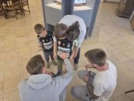 Meet & Greet: Kids nutzen die Gelegenheit zur Autogrammstunde mit Sportler:innen aus Ried!