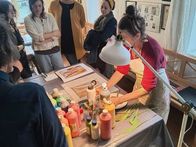 KUNST | KENNEN | LERNEN: Beim Familientag in der Furthmühle Pram konnte man der Künstlerin Elisabeth Bernauer bei der Arbeit über die Schulter schauen.