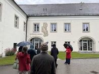 Der Sgraffiti-Rundgang durch Pettenbach stieß trotz des Regens auf großes Interesse.