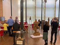 Beim Pramtaler Museumstag wurde im LIGNORAMA Holz- und Werkzeugmuseum mit einem großen Abschlussfest die Finissage der Ausstellung "SPUREN DES MENSCHSEINS. Holzskulpturen von Andreas Kuhnlein" gefeiert.