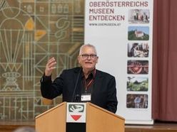 Prof. Gottfried Kneifel, Obmann des Museumvereins Lauriacum, begrüßte die Tagungsteilnehmerinnen und -teilnehmer.