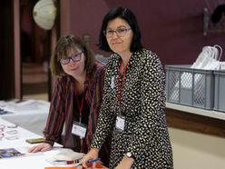 Alles perfekt vorbereitet! Betreuung des Tagungsbüros durch Ingrid Rammer und Anita Winkler vom Team des Verbundes OÖ Museen.