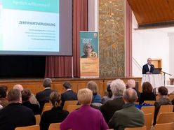 Klaus Landa führte die Gäste auch durch die Zertifikatsverleihung der Akademie der Volkskultur.