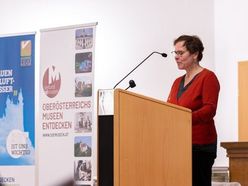 Lehrgangsleiterin Susanne Hawlik bei der Vorstellung der Abschlussarbeiten des Lehrgangs "Museumskustode/in".