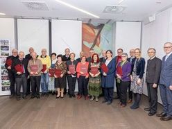 Gruppenfoto der geehrten ehrenamtlichen Museumsmitarbeiterinnen und -mitarbeiter.