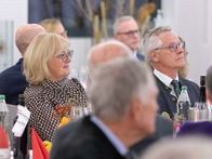 Gerlinde Vorholzer, die Obfrau des Vereins Freunde der Hirschbacher Bauernmöbel und und ihr Vorgänger Karl Himmelbauer, der gemeinsam mit Renate Plöchl (nicht am Bild) für das jahrzehntelange Engagement für das Bauernmöbelmuseum geehrt wurde.