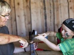 Unter dem Motto "Keltischer Chic" lädt das Keltendorf Mitterkirchen m 17. Mai 2025 bei einem Aktivprogramm zur Herstellung von Schmuck und dem Bedrucken von Tuniken.