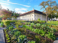 Zu einem dialogischen Rundgang unter dem Motto "Ein Blick zurück - Geschichte zum Anfassen" lädt am 16. und 17. Mai 2025 der Sumerauerhof St. Florian ein.
