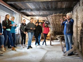 Generationen im Austausch: Im Museum voneinander lernen.