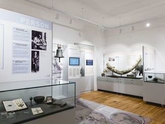 Raum mit mehrsprachigen Texten im Heimatmuseum Mauthausen nach der Neugestaltung 2019