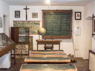 Blick in die historische Schulklasse im Museum Kirchenhäusl in St. Oswald bei Freistadt