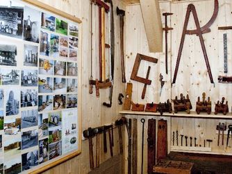 Werkzeuge zur Holzbearbeitung im Bauernmuseum Sollingerbauer