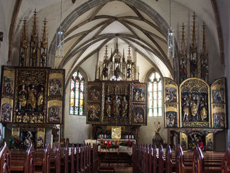 Blick in die Pfarrkirche von Waldburg mit den drei Flügelaltären