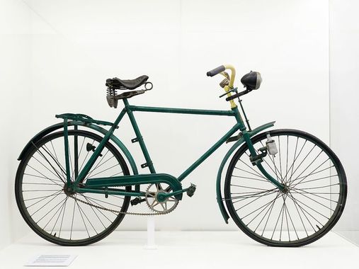 Objekt aus der Dauerausstellung in der KZ-Gedenkstätte Mauthausen: Mit diesem Fahrrad reiste der Überlebende Stanisław Kudliński nach der Befreiung nach Polen zurück. Privatbesitz Aurelia Płotkowiak.