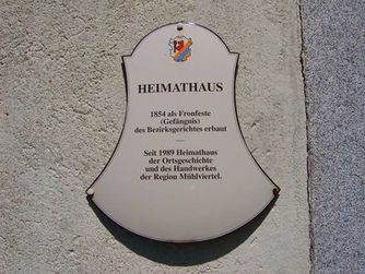 Außenschild am Heimathaus Neufelden