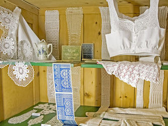 Vitrinenansicht: Spitzenarbeiten im Handarbeitsmuseum
