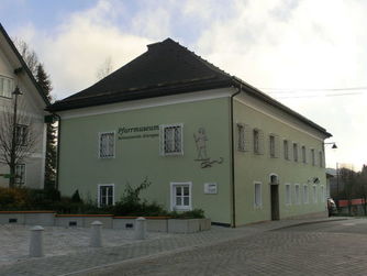 Außenansicht des Pfarrmuseum St. Georgen im Attergau