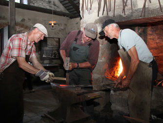 Lebendiges Handwerk: Schmieden im Hofwieshammer