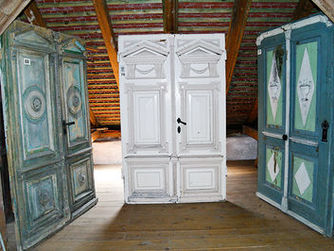 Blick in die Sammlung an Haustüren im Forum Hall