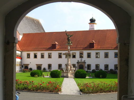 Stift Reichersberg, Brunnenfigur des hl. Michael