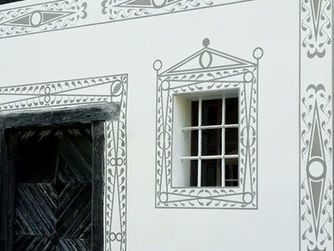 Fassade mit markanter Pseudosgraffito-Malerei