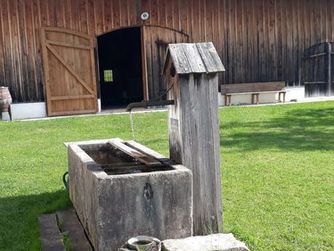 Eggerstadl mit Brunnen im Innenhof