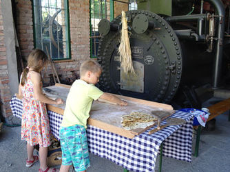 Für Kinder- und Schulgruppen gibt es auch die Möglichkeit, sich selbst beim Weckerl- oder Zeltenbacken zu versuchen.