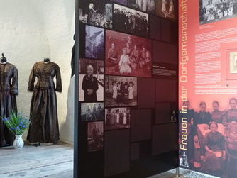 Blick in die Ausstellung: Frauen in der Dorfgemeinschaft - Museum Sigharting 900