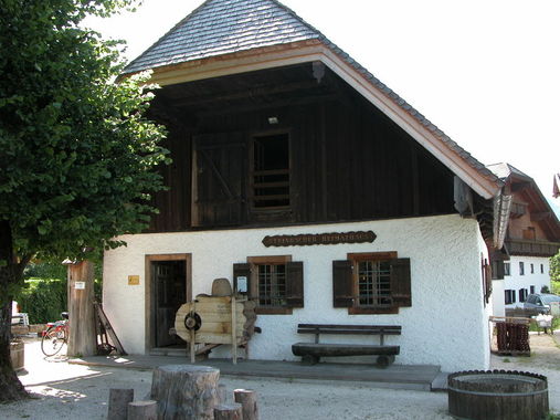 Außenansicht des Heimathauses Steinbach am Attersee