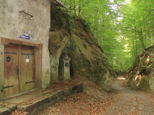 Der "Schatzl-Keller" diente zur Bier-Einlagerung und kann heute im Rahmen von Museumsführungen, ebenso wie der "Eiskeller" besichtigt werden.