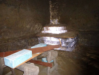 Die Lagerung des Eises während der warmen Jahreszeit im Eiskeller wird in der Raaber Kellergröppe anschaulich dargestellt.