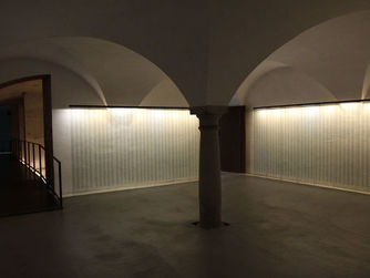 Im ehemaligen Aufnahmeraum befinden sich an Glaspaneelen die Namen von rund 23.000 in Hartheim ermordeten Personen.