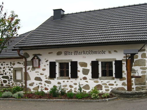 Außenansicht der Alten Marktschmiede in Lasberg