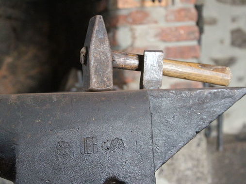 Hammer und Amboss in der Alten Marktschmiede in Lasberg