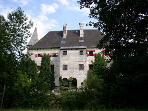 Das Renaissanceschloss Feldegg befindet sich etwas außerhalb des Ortes Pram.