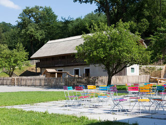Ein einladender Gastgarten lädt zum Verweilen ein.