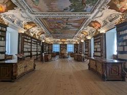 Einsicht in die historische Stiftsbibliothek
