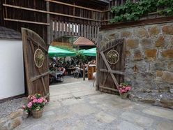 Der Innenhof im Alten Forsthaus Freinberg bietet für Feste und Feiern ein stimmungsvolles Ambiente.