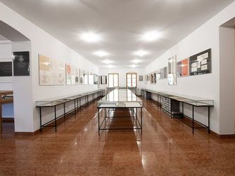 Einblick in den Neugebauer Raum.