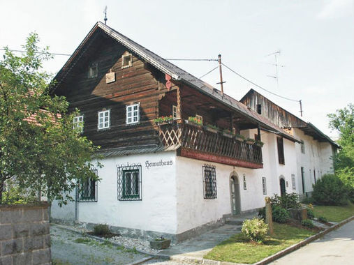 Das Heimathaus in Enzenkirchen wurde der Gemeinde vom Kaufmann und Sammler Richard Eichinger als Schenkung übertragen, um es als Museum zu führen.